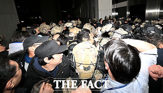 윤석열 전 대통령이 2024년 12월 3일 밤 '비상계엄' 선포했을 당시 서울 여의도 국회에 계엄군이 진입하고 있다. /박헌우 기자