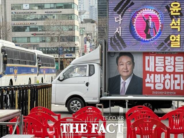 지난 9일 자유대한국민연대가 서울중앙지법 인근 정곡빌딩 남관 앞에서 집회를 열고 있다. 의자를 설치했으나 곳곳이 빈 자리로 남아있다. /정인지 기자