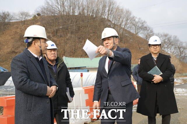 최원철 공주시장이 19일 신풍면 시민과의 대화 전에 주요 사업 현장을 찾아 점검하고 있다. /공주시