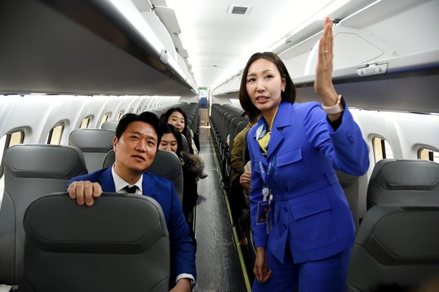 섬에어 최용덕 대표가 객실승무원에게 설명을 듣고있다. /섬에어