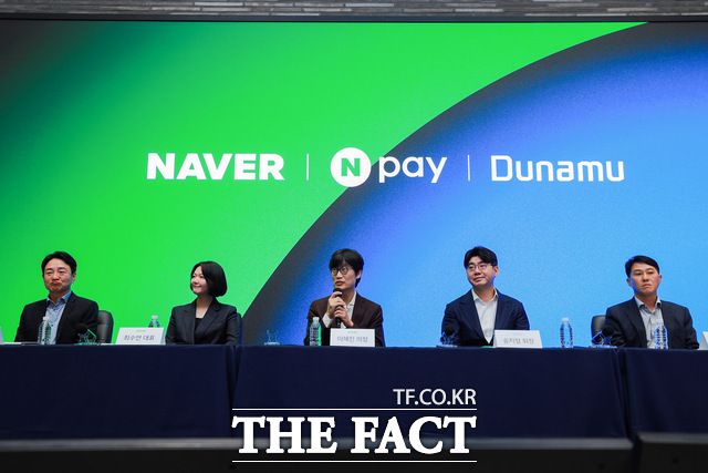 금융당국이 가상자산 거래소의 대주주 지분율 제한을 추진하면서 네이버와 두나무의 합병 계획에도 불확실성이 커지며, 관련 사업 전략에 제동이 걸릴 수 있다는 관측이 나오고 있다./두나무