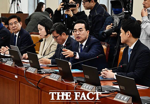 의사진행 발언하는 박홍근 더불어민주당 의원.