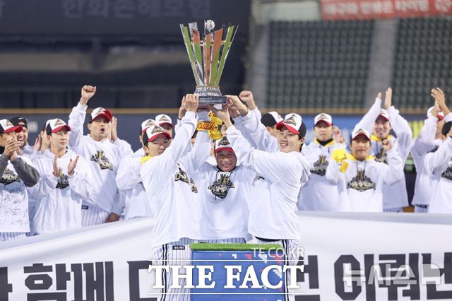 왕조를 꿈꾸고 있는 LG 트윈스. 지난해 한국시리즈 우승 뒤 트로피를 치켜들고 있다. /뉴시스