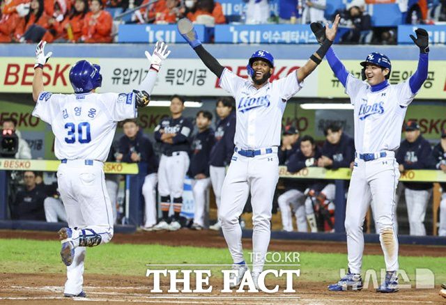 삼성 라이온즈는 이번 시즌 한결 강화된 전력으로 2연패에 도전하는 LG 트윈스의 대항마로 꼽히고 있다. /뉴시스