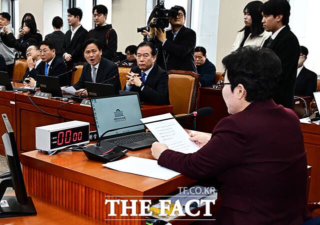 김영진 더불어민주당 의원이 청문회를 개최하지 않고 있는 임이자 재경위원장에게 항의를 하고 있다.