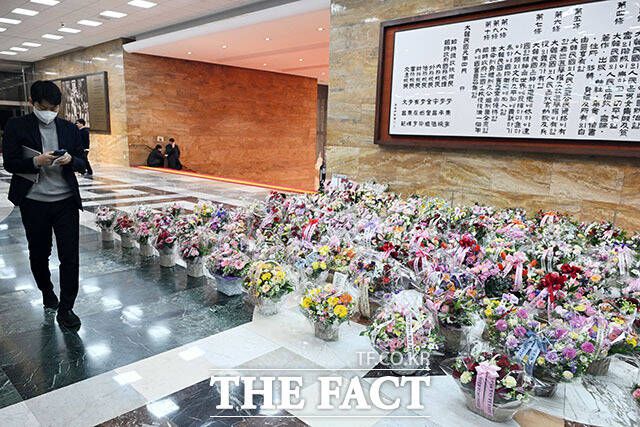 '단식 농성 닷새째' 장 대표 응원 꽃바구니 놓인 로텐더홀.