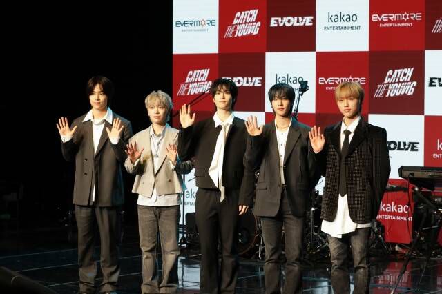 캐치더영은 첫 정규앨범 'EVOLVE'의 목표로 '캐치더영만 가능한 음악이라는 평 듣기'를 꼽았다./에버모어엔터테인먼트