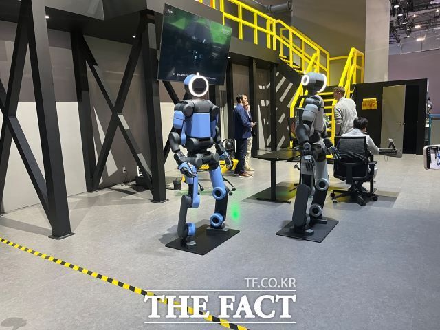 현대차는 올해 들어 40% 넘게 오르면서 가장 가파른 상승세를 그리는 종목에 이름을 올리고 있다. 사진은 현대차그룹이 지난 6~9일(현지시간) 미국 라스베이거스에서 열린 CES 2026 부스에 선보인 보스턴다이내믹스 차세대 로봇 아틀라스의 모습. /최의종 기자