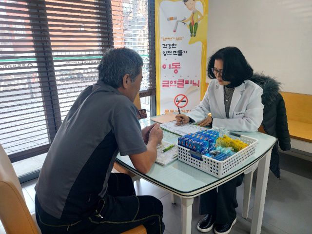 양천구 찾아가는 이동 금연클리닉 현장에서 상담받고 있는 구민의 모습. /양천구