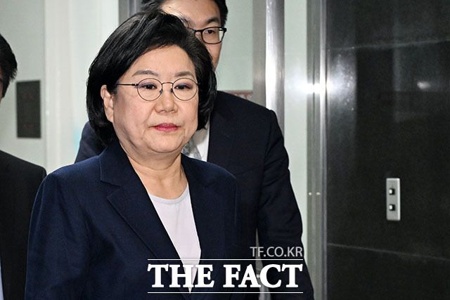 더불어민주당은 20일 이혜훈 기획예산처 장관 후보자 인사청문회를 거부한 국민의힘에 대해 부실 공천 책임을 피하기 위한 행태라고 지적했다. 사진은 이 후보자가 19일 오후 서울 여의도 국회에서 취재진의 질문을 받으며 대기실로 이동하고 있는 모습. /남용희 기자