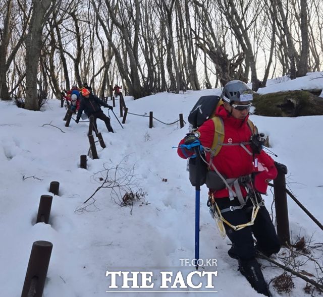 설산 하강을 하며 안자일렌 운용 훈련을 하고 있다. /울릉군산악구조대