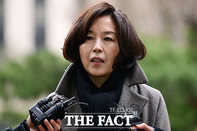 강선우 무소속 의원 측에 '공천 헌금' 1억 원을 건넨 의혹을 받는 김경 서울시의원이 18일 오전 서울 마포구 서울경찰청 공공범죄수사대에서 3차 조사에 출석하며 질의답변하고 있다./남윤호 기자