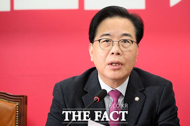 원내대책회의에서 발언하는 송 원내대표.