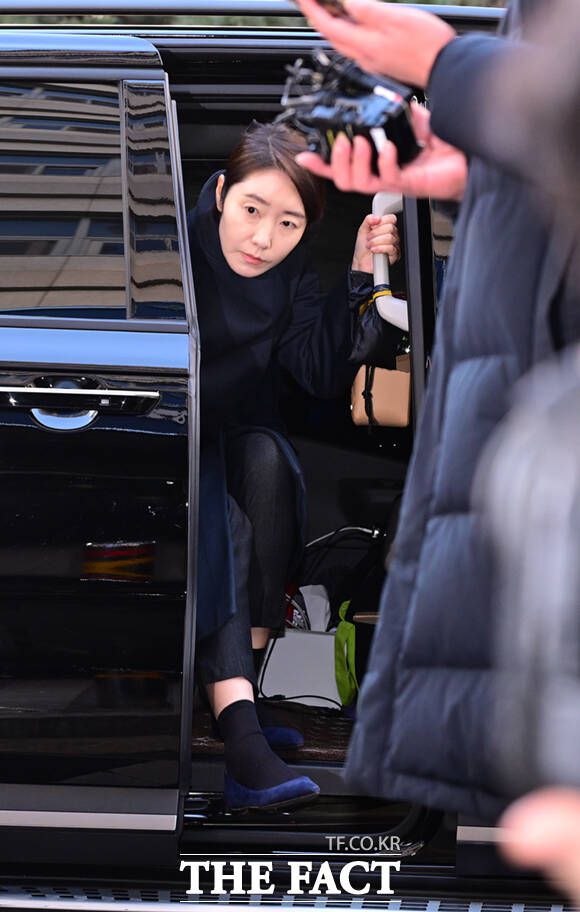 '공천헌금' 1억 원을 수수한 혐의를 받는 강선우 무소속 의원이 20일 서울 마포구 서울경찰청 공공범죄수사대에 피의자 신분으로 출석하고 있다./이새롬 기자