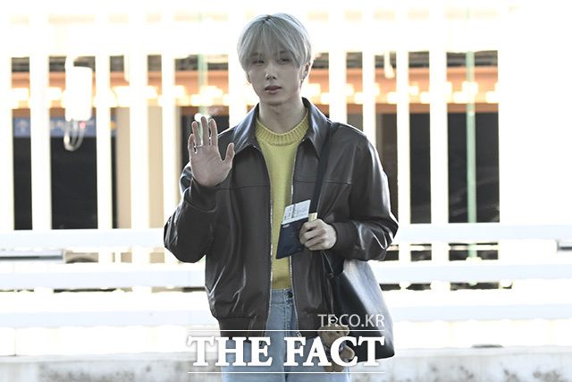 케이팝 그룹 엔시티 드림(NCT DREAM) 멤버 지성이 프랑스 파리에서 열리는 시스템(SYSTEM)의 2026 FW 파리 프레젠테이션에 참석하기 위해 20일 오전 인천국제공항을 찾은 가운데 취재진 앞에서 포즈를 취하고 있다. /인천국제공항=송호영 기자