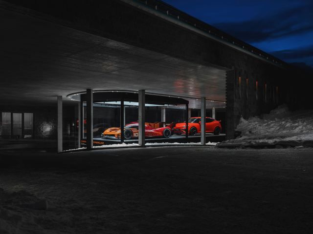 (왼쪽부터) 제네시스가 스위스 다보스에 위치한 아메론 호텔에 전시된 'GMR-001 하이퍼카'와 'GV60 마그마'. /현대자동차