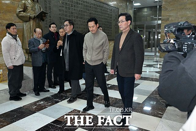 '단식 엿새째' 로텐더홀 거니는 장 대표.