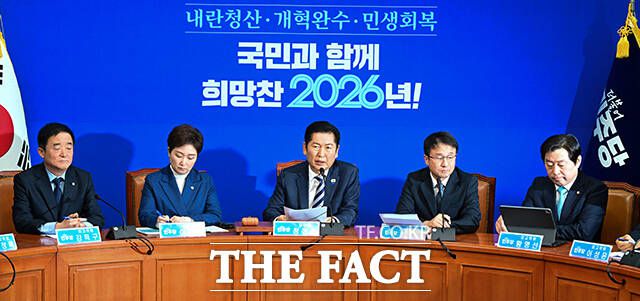 정청래 대표의 해명에도 불구하고, 더불어민주당 내에서의 1인 1표제 관련 잡음은 커지는 양상이다. 이날 최고위에선 친청계(이성윤·문정복)와 친명계(이언주·강득구·황명선)최고위원 간 공개 설전이 벌어지기도 했다. /남윤호 기자