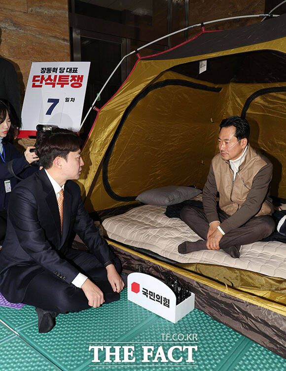 이준석 개혁신당 대표가 21일 서울 여의도 국회 로텐더홀에서 단식투쟁 일주일째를 맞은 장동혁 국민의힘 대표의 농성장을 찾아 대화를 하고 있다. /국회=남용희 기자