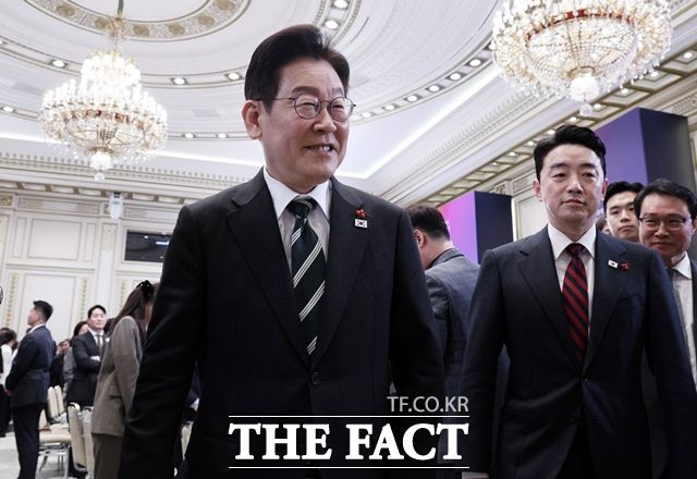 이재명 대통령이 21일 청와대 영빈관에서 가진 2026년 신년 기자회견을 마치고 이동하고 있다. /뉴시스