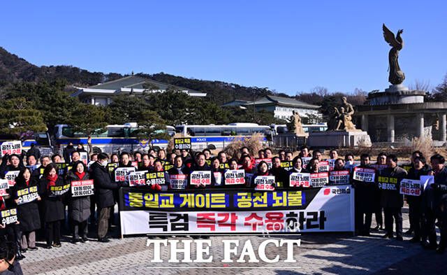 보수 지지층이 결집하는 것과 별개로 6·3 지방선거 승리를 위한 당 체질 개선이 밀려나면서 당내 불안감이 느껴진다. 사진은 송언석 국민의힘 원내대표와 의원들이 20일 서울 종로구 청와대사랑채 분수대 앞에서 '통일교 게이트·더불어민주당 공천뇌물 특검 촉구 규탄대회'에 참석해 특검 수용을 촉구하며 구호를 외치고 있는 모습. /이새롬 기자