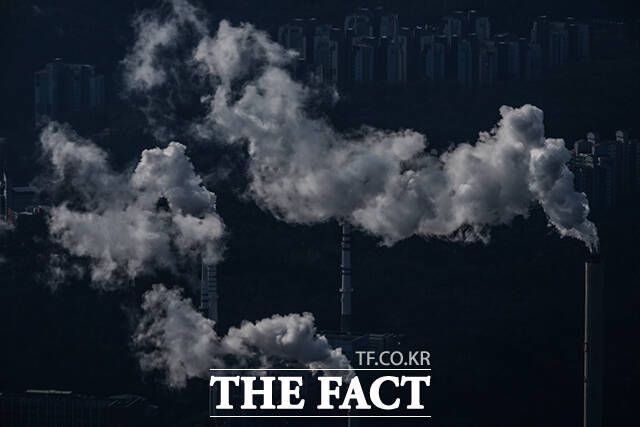 서울 도심에서 피어오르는 난방 수증기.