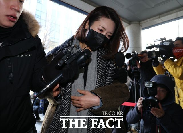 김병기 무소속 의원의 측근으로 알려진 이지희 동작구의회 부의장이 21일 오후 1시49분께 서울 마포구 서울경찰청 광역수사단 공공범죄수사대에 정치자금법 위반 혐의로 조사를 받기 위해 출석하고 있다. /뉴시스