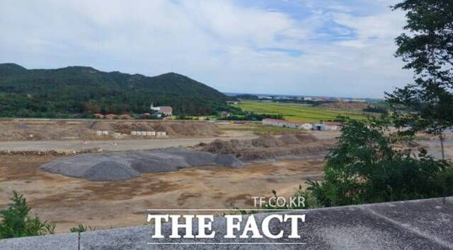 포항에 공급 과잉으로 아파트가 넘쳐 나고 있는 가운데 흥해읍 한동대 인근에 조성 중인 대단위 아파트 기업혁신파크 공사 현장. /박진홍 기자