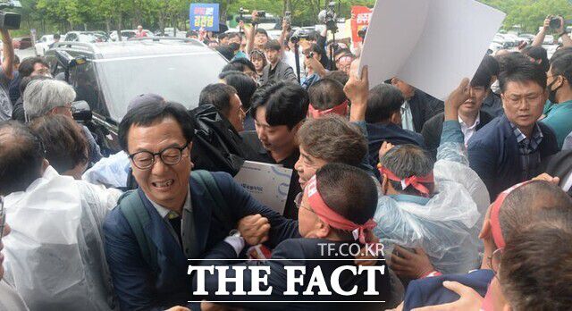 2025년 6월 25일 완주군민과의 대화 행사를 위해 완주군 용진읍 완주군청을 찾은 김관영 전북도지사의 차량이 완주·전주 행정통합을 반대하는 군의원들과 단체의 물리적 행동으로 도청 공무원과 관계자들이 뒤섞인 채 경찰이 차량 통제를 하고 있다. /뉴시스