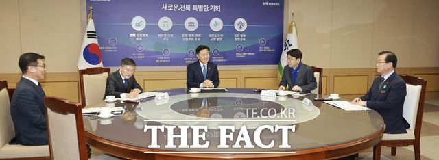 21일 전주시 완산구 효자동3가 전북도청 도지사 회의실에서 열린 전북도·전주·김제·완주, 혁신도시 악취 해결 위한 업무협약식에서 김관영 전북도지사와 우범기 전주시장, 정성주 김제시장, 유희태 완주군수가 지역 환경 현안에 함께 힘을 합치기 위해 환담을 나누고 있다. /전북도