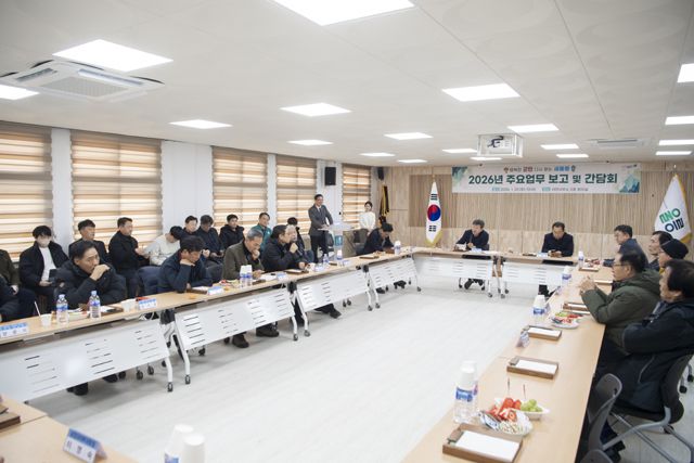 서면 사무소에서 지역 현안을 점검하고 주민 의견을 청취하고 있다. /울릉군