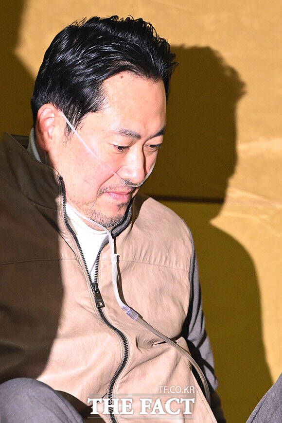 의료용 산소 발생기 착용한 장 대표.