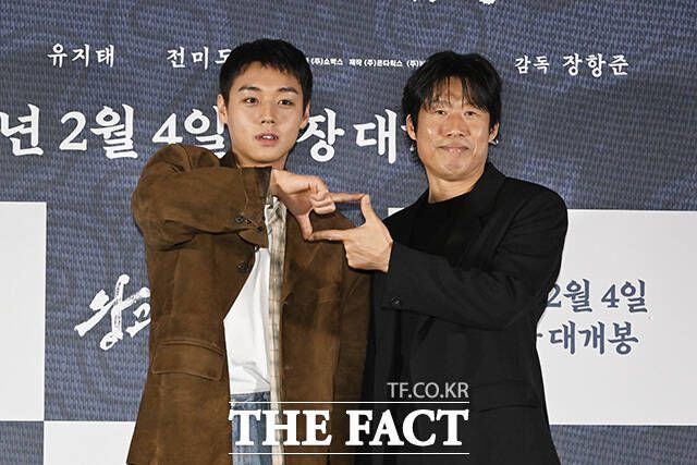 배우 박지훈(왼쪽)과 유해진이 포즈를 취하고 있다.