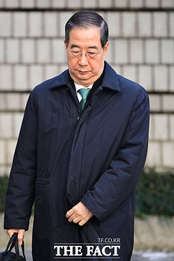 한덕수 전 국무총리가 21일 오후 서울 서초구 서울중앙지방법원에서 열린 '내란 우두머리 방조' 혐의 1심 선고 재판에 출석하고 있다./남윤호 기자