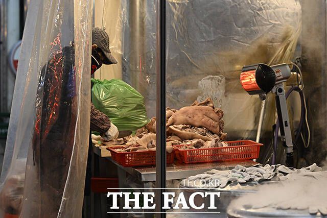 온열기구에 의지해 음식을 조리하는 상인.