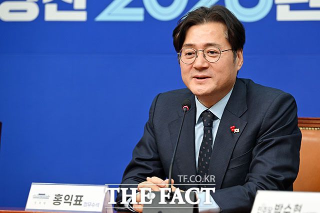 홍익표 신임 청와대 정무수석이 21일 오전 서울 여의도 국회 당대표실에서 정청래 더불어민주당 대표를 만나 인사말을 하고 있다./남용희 기자