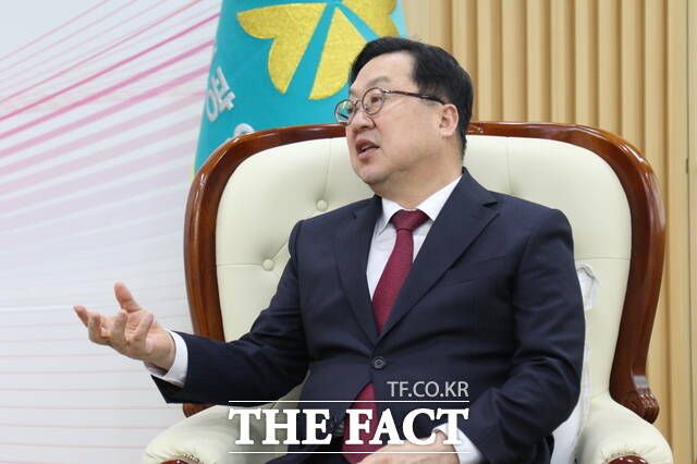 16일 대전시청 응접실에서 이장우 대전시장이 <더팩트>와 인터뷰를 하고 있다. /정예준 기자