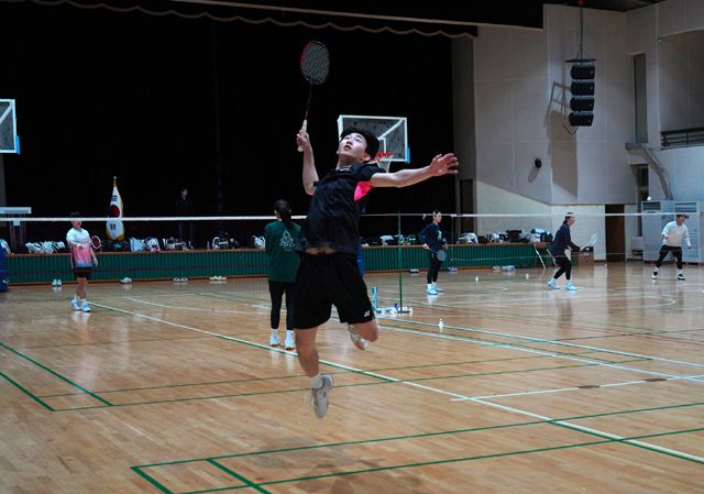 울진군 실내체육관에서 김천시청과 대구대학교 배드민턴 선수단이 강도 높은 훈련을 소화하며 시즌을 대비하고 있다. /울진군