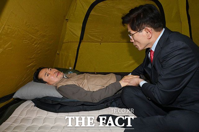 '단식투쟁 7일차' 장 대표 찾은 김문수 전 고용노동부 장관.