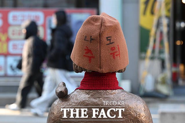 수유동 평화의 소녀상에 모자와 목도리가 입혀져 있다.
