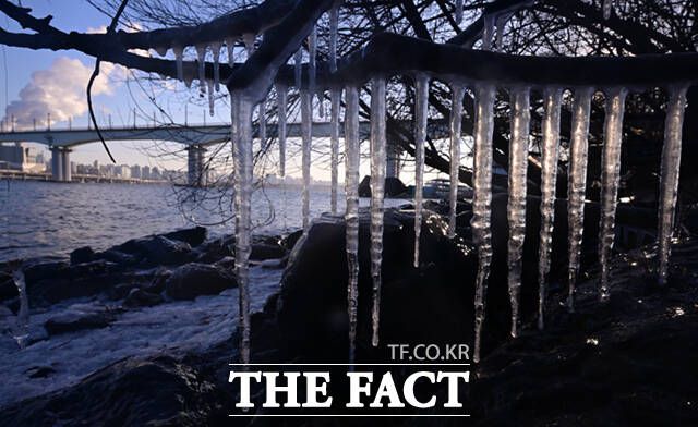 전국적으로 한파특보가 이어지는 가운데 21일 서울 여의도 한강변에 고드름이 얼어있다.