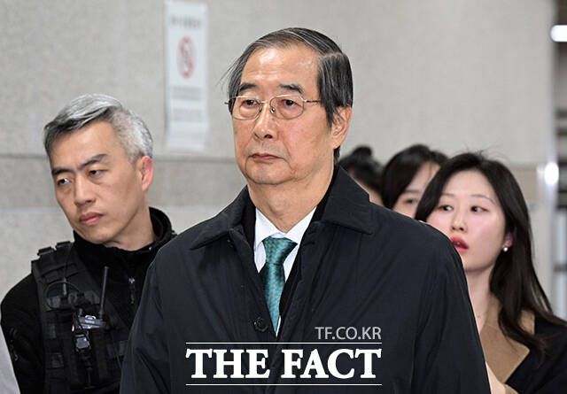 내란 우두머리 방조 등 혐의를 받는 한덕수 전 국무총리가 26일 오후 서울 서초구 서울중앙지방법원에서 열린 결심 공판을 마치고 법원을 나서고 있다. /서예원 기자