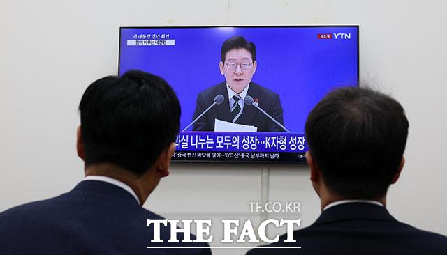 이재명 대통령 신년 기자회견 생중계 시청하는 민주당 지도부.