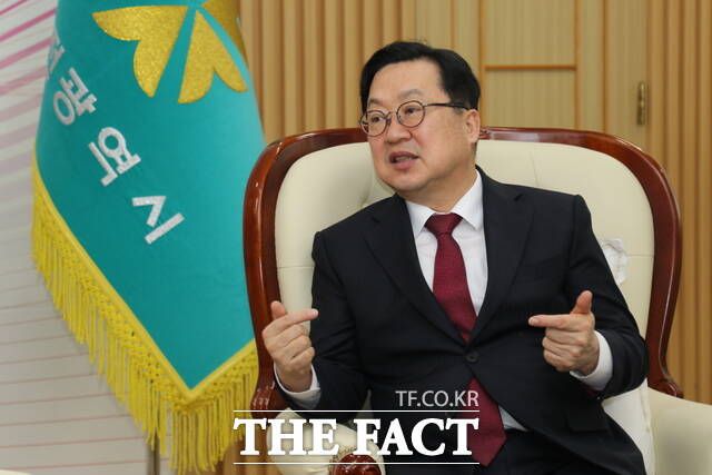 16일 대전시청 응접실에서 이장우 대전시장이 <더팩트>와 인터뷰를 하고 있다. /정예준 기자