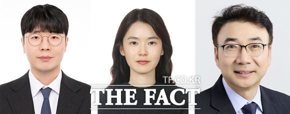 공동 연구팀 연구진. 왼쪽부터 하지환 국립한밭대 교수, 전소희 한국기계연구원 책임연구원, 강원구 중앙대 약학대학 교수. /한밭대