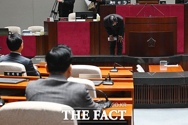 인사하는 송 원내대표.