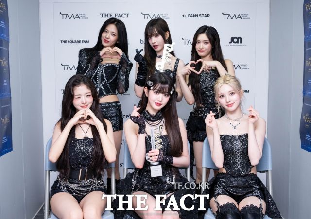 4세대 대표 걸그룹 아이브가 오는 2월 말, 정규 앨범을 발매하며 가요계에 화려하게 돌아온다. 사진은 지난해 마카오 아웃도어 퍼포먼스 베뉴'에서 열린 '2025 더팩트 뮤직 어워즈'에서 포즈를 취하고 있다. /마카오=박헌우 기자
