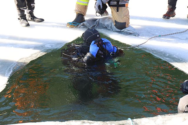 22일 영주소방서가 단산저수지 일원에서 ‘동계 수난사고 대비 기관 합동 특별 구조훈련’을 실시하고 있다. /영주소방서