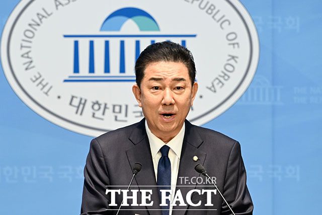 김병기 무소속 의원의 공천헌금 수수 과정에 관여하고, 동작구의원의 업무추진비 법인카드를 사적으로 유용한 의혹을 받는 김 의원 배우자 이모 씨가 22일 경찰에 출석했다. /남윤호 기자