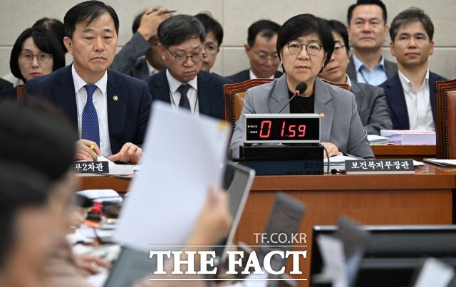 21일 <더팩트> 취재를 종합하면 복지부는 '보건의료 위기 발생이 국민 건강에 미치는 영향 조사 방법'을 주제로 한 연구용역을 보건사회연구원과 최근 수의계약했다. 해당 연구는 의료대란에 따른 환자와 국민 피해에 대한 전수조사 방식으로 이뤄지지 않는다. 피해보상으로도 이어지지 않는 별개 작업이다. 사진은 정은경 보건복지부 장관이 2025년 10월 15일 오전 서울 여의도 국회에서 열린 보건복지위원회의 보건복지부 등에 대한 국정감사에 참석해 질의를 듣는 모습. /국회=박헌우 기자